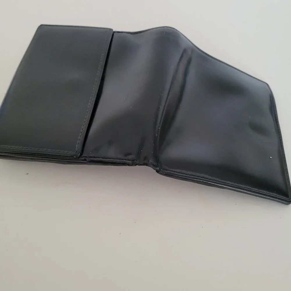 Gucci Vintage Black Leather Bifold Wallet G Logo Buckle Silver Hardware Italy